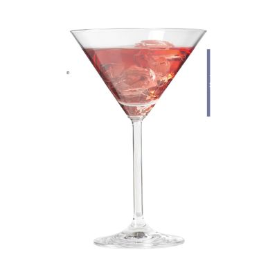 Cocktailglas mit rotem Getränk und Eiswürfeln in konischer Form auf weißem Hintergrund