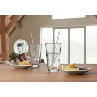 Zwei hohe Trinkgläser mit Wasser und Glasstrohhalmen auf Holztisch daneben Zitronenspalten und Snacks