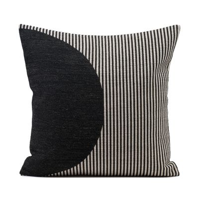 Quadratische Kissenhülle Modell Sally in Schwarz, ca. 50 × 50 cm.