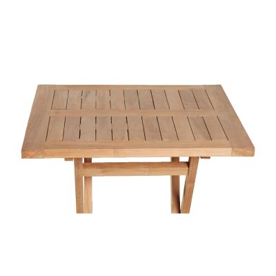 Draufsicht auf die Tischplatte eines Holztischs mit Lattenstruktur