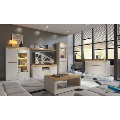 Modern eingerichtetes Wohnzimmer mit Wohnwand, Vitrine, TV-Lowboard, Wandregal und passendem Sideboard in Weiß und Eiche