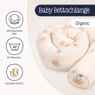 Baby Bettschlange aus Bio-Baumwolle mit Sonnendruck in warmen Gelbtönen, daneben Symbole für 100 % Baumwolle, 40 ° waschbar und optimalen Komfort