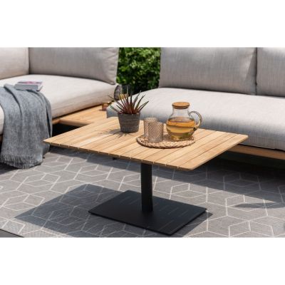 Rechteckiger Gartentisch mit Holzplatte und zentralem Metallfuß auf weißem Hintergrund
