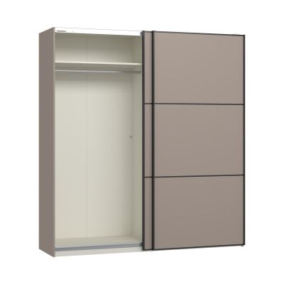 Schwebetürenschrank mit geöffneter linker Schiebetür und sichtbarem Innenraum mit Fachboden und Kleiderstange