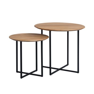 Zwei runde Beistelltische in unterschiedlichen Höhen mit hellen Holzplatten und schwarzen Metallgestellen in Kreuzform