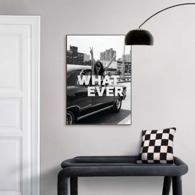 Das Wandbild „What Ever“ in Schwarz-Weiß, 50 × 70 cm, hängt in einem eingerichteten Wohnraum und zeigt die Größenwirkung an der Wand.