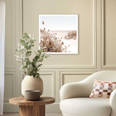Das Wandbild „Dune Beach“ in Beige, 50 × 50 cm, hängt in einem eingerichteten Wohnraum und zeigt die Größenwirkung an der Wand.