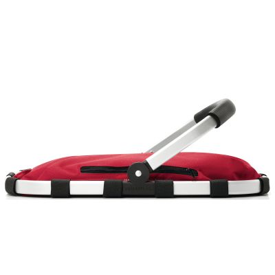 Einkaufskorb von Reisenthel, Modell Carrybag, in Rot, flach zusammengelegt mit teilweise angehobenem Aluminiumgriff.