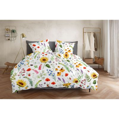 Doppelbett mit weißer Bettwäsche, bedruckt mit bunten Blumen, Blättern und kleinen Schmetterlingen; Größe 135 x 200 cm.