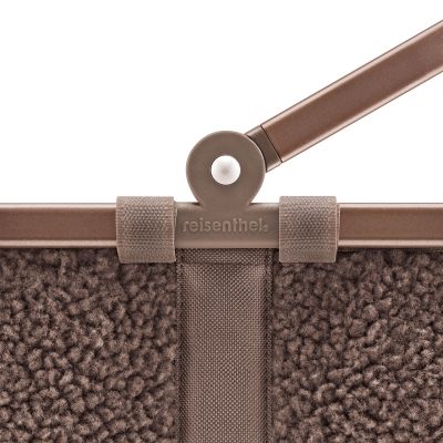Kleiner Einkaufskorb von Reisenthel, Modell Carrybag XS, in Schokoladenbraun aus Teddyfleece, Nahaufnahme des Gelenks am Tragegriff