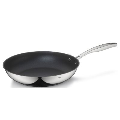 Schwarze Bratpfanne mit flachem Boden und langem silberfarbenem Edelstahlgriff