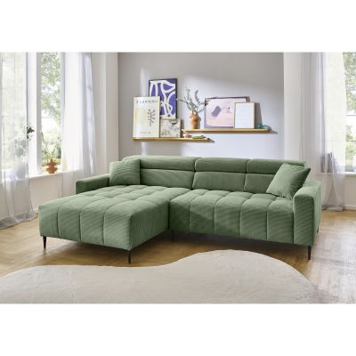 Modernes Wohnzimmer mit Ecksofa in grünem Cordstoff, heller Raum mit natürlichem Licht und dekorativer Wandgestaltung.
