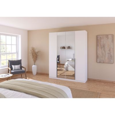 Weißer Kleiderschrank mit Spiegeltüren in hellem Schlafzimmer mit Bett, Sessel und Fenster