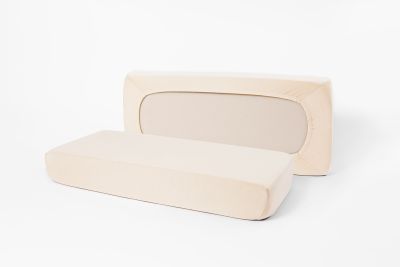 Zweiteiliges Stützkissen mit Bezug in Ecru; eine flache Sitzfläche und die hochstehende Rückenstütze sind freigestellt sichtbar.