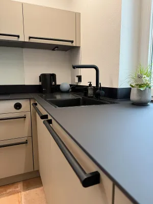 Detail Arbeitsfläche und Spüle der Schüller Küche