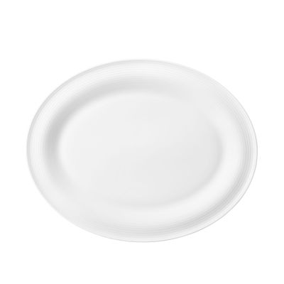 Servierplatte in Weiß. Sichtbare Merkmale: langoval und flach mit geriffeltem Rand. Darstellung: Draufsicht.