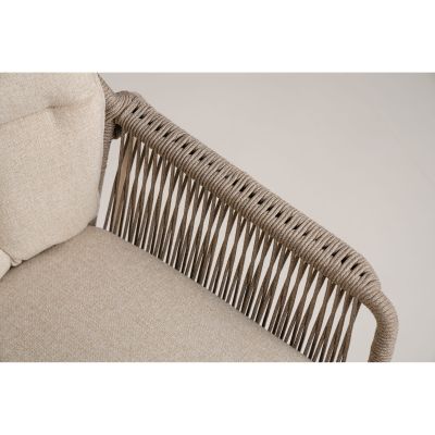 Nahaufnahme des Gestells eines Dining Chairs in Champagnerfarbe mit hellem Polster