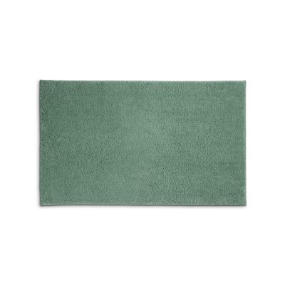 Jadegrüne Badematte Maja mit rechteckiger Form und dichtem, leicht meliertem Flor.