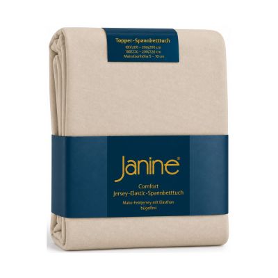 Gefaltetes Janine Topper-Spannbetttuch 5001 in Sand mit dunkelblauer Banderole und sichtbarer Jersey-Struktur.
