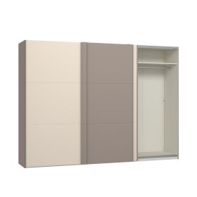 Schwebetürenschrank mit geöffneter Schiebetür und Innenraum mit Einlegeboden und Kleiderstange