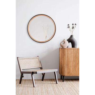 Rahmenspiegel Fina in Artisan-Schwarz, an einer Wand über einem Sideboard in einem eingerichteten Raum; zu sehen ist die runde Spiegelfläche mit schwarzem Außenrand und holzfarbigem Innenrahmen; Maße ca. 70 x 70 x 2 cm.