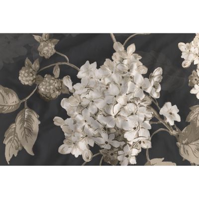 Bettwäsche Ivy in Classic Anthracite, 135 x 200 cm: Nahaufnahme des Stoffes mit hellen Hortensienblüten auf anthrazitfarbenem Grund.