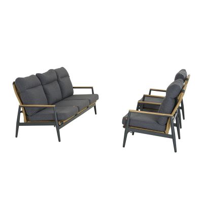 Ein Dreisitzer-Sofa und zwei Sessel mit dunklem Gestell, seitlich nebeneinander aufgestellt, graue Sitz- und Rückenpolster sichtbar.
