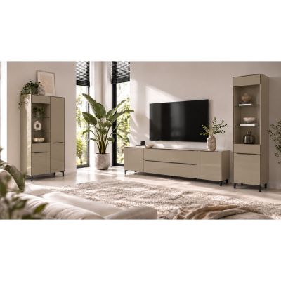 Helles Wohnzimmer mit einem taupefarbenen Lowboard auf dunklen Füßen unter einem wandmontierten Fernseher. Links und rechts stehen passende Vitrinenschränke mit offenen Glasfächern. Das Lowboard ist mit einem erhöhten Fußgestell dargestellt.