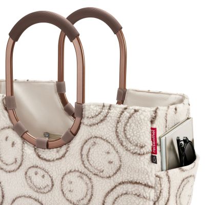 Shopper mit Ringgriffen von Reisenthel, Modell Loopshopper L, in Creme und Braun mit Smiley-Muster aus Teddyfleece, von oben mit Innenfach und Flaschenhalter