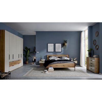Modernes Schlafzimmer Interliving 1034 mit Bett in Holzoptik, weißem Kleiderschrank, Kommode und blauer Wandgestaltung
