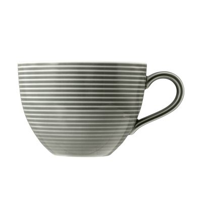 Ansicht der zweiten Seite: Tasse in Dunkelgrau. Erkennbar: runde Form mit feinen waagerechten Rillen.