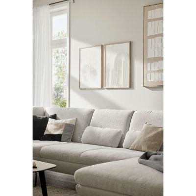 Detailansicht der Rückenlehne und Sitzfläche der Interliving Sofa Serie 4304 mit Strukturstoff