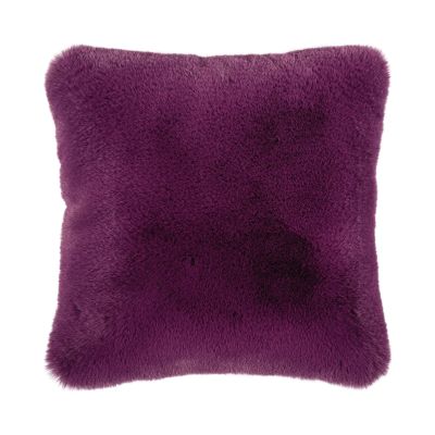 Violette Kissenhülle Evita, 45 × 45 cm, mit weicher, flauschiger Felloptik, frontal auf weißem Hintergrund.