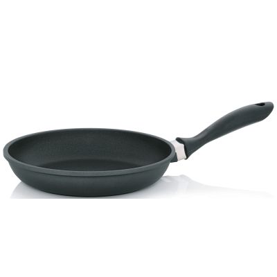 Runde Bratpfanne in Schwarz mit flachem Rand und langem Griff