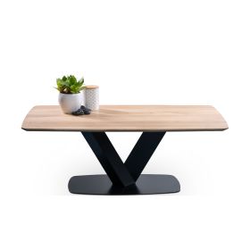 Rechteckiger Tisch mit heller Holzplatte und V-förmigem schwarzen Metallgestell, darauf ein Blumentopf, ein Deko-Behälter und zwei Steine