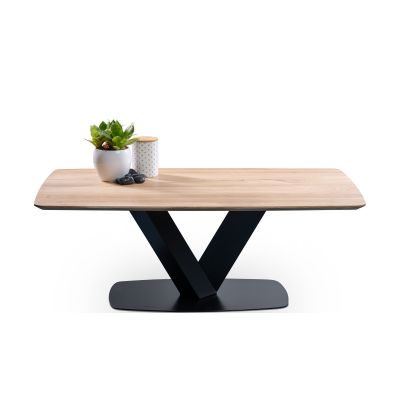Rechteckiger Tisch mit heller Holzplatte und V-förmigem schwarzen Metallgestell, darauf ein Blumentopf, ein Deko-Behälter und zwei Steine