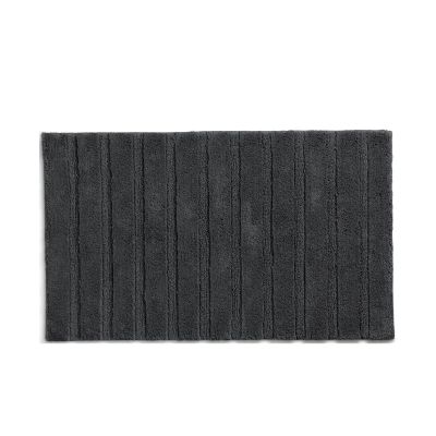 Längliche granitgraue Badematte Megan mit markanten parallelen Streifen und rechteckiger Form.