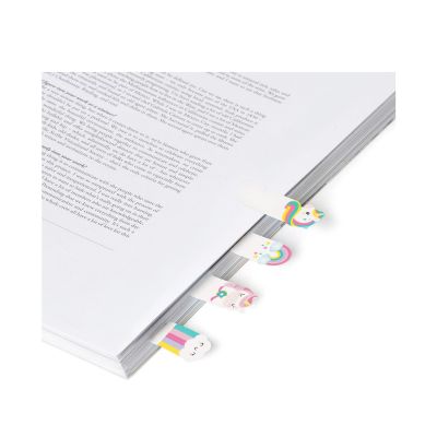 Selbstklebende Seitenmarker im Einhorn-Design, an den Seitenrändern eines geöffneten Buches angebracht gezeigt.