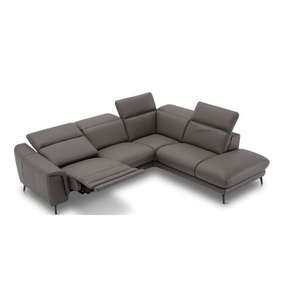 Graues Ecksofa mit vollständig ausgeklappten Sitzflächen und flacher Liegefunktion