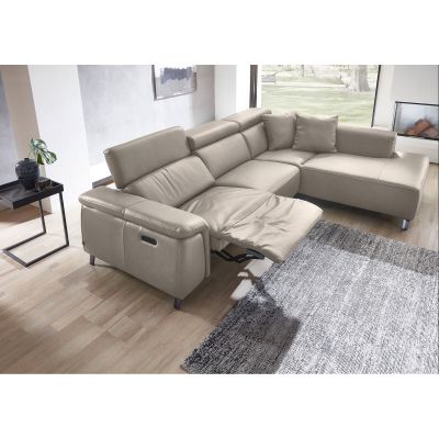 Beiges Ecksofa mit ausgefahrener Relaxfunktion und verstellbarer Rückenlehne auf Teppich im Wohnraum
