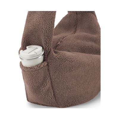 Schultertasche von Reisenthel, Modell Moonbag, in Schokoladenbraun aus Teddyfleece, mit einem Becher in der seitlichen Außentasche