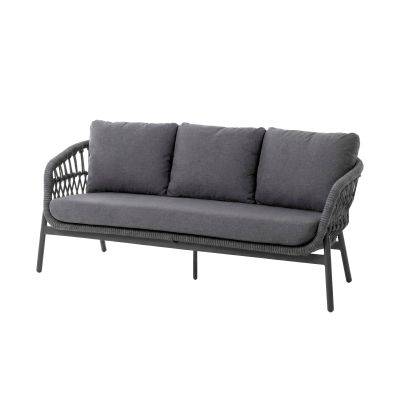 graues Gartensofa mit drei Sitzkissen und Metallgestell freigestellt auf hellem Hintergrund