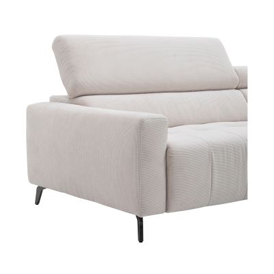 Nahaufnahme der rechten Armlehne des Longchairs und der Seitenansicht der Eckgarnitur Fjord Natur 23 mit schwarzem Metallfuß.