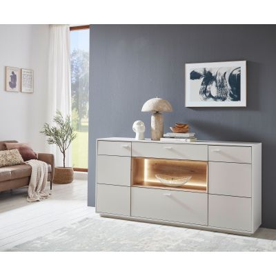Sideboard mit Beleuchtung in Kaschmir und Eiche Artisan vor einer dunkelgrauen Wand in einem hell eingerichteten Wohnraum