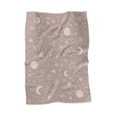 Ausgebreitete Babydecke Universe taupe mit unregelmäßig verteilten Monden, Sternen und Punkten in Weiß.