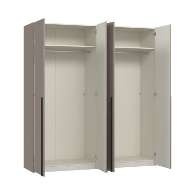 Viertüriger Kleiderschrank mit mehreren geöffneten Türen und sichtbarem Innenraum mit Einlegeböden und Kleiderstangen