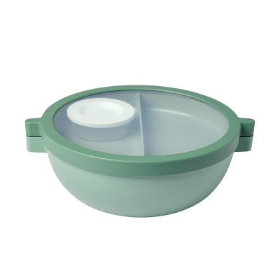 Runde Bento-Lunchbowl Vita in Salbeigrün mit seitlichen Verschlüssen; durch den Deckel sind die Unterteilung und ein kleiner Behälter mit weißem Deckel sichtbar.