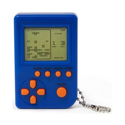 Blaue Mini-Spielkonsole am Schlüsselring, frontal mit blauem Gehäuse, orangefarbenen Tasten und Schlüsselring dargestellt.