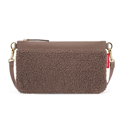 Kleine Umhängetasche von Reisenthel, Modell Mini Pouch, in Schokoladenbraun aus Teddyfleece, von hinten mit Schultergurt