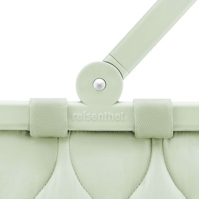 Einkaufskorb von Reisenthel, Modell Carrybag, in Hellgrün mit Steppstruktur, Nahaufnahme des Gelenks am Aluminiumgriff